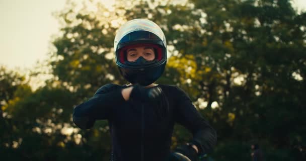 Κορίτσι Επαγγελματικά Μοτοσικλετιστής Ποζάρουν Μαύρο Κράνος Και Μαύρα Ρούχα Στο — Αρχείο Βίντεο