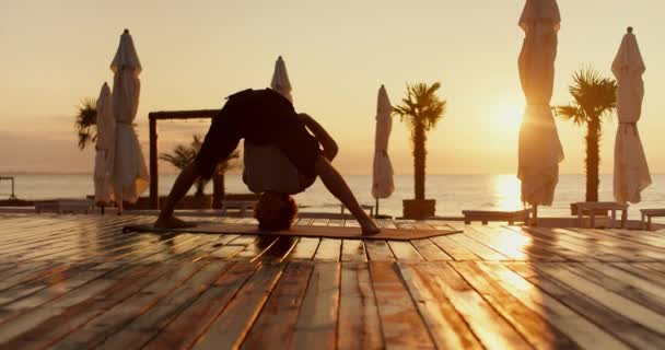 Обзор Парня Медитирующего Специальной Позе Занятий Йогой Утром Солнечном Пляже — стоковое видео