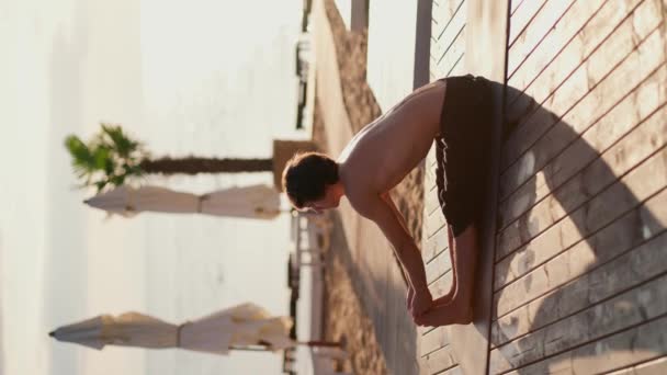 Verticale Video Een Man Zwarte Shorts Doen Stretching Doen Yoga — Stockvideo