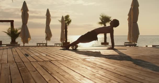 Ragazzo Yogi Massaggia Polpacci Gambe Con Cono Speciale Esercizio Mattino — Video Stock