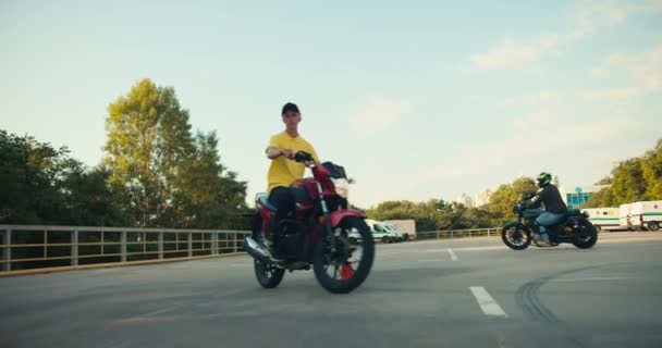 Přehled Instruktora Autoškolě Žlutém Tričku Řidič Motocyklu Obratně Obchází Překážky — Stock video
