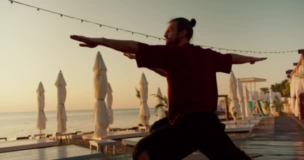 Två Killar Poserade För Meditation Och Yoga Sträck Armarna Sidorna — Stockvideo