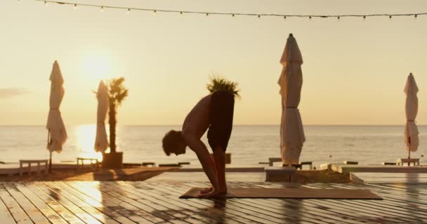 Facet Wstaje Rękach Podczas Zajęć Jogi Medytacji Słonecznej Plaży Rano — Wideo stockowe