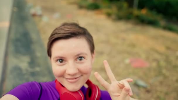 Ich Perspektive Ein Glückliches Mädchen Mit Kurzhaarschnitt Braunen Augen Lila — Stockvideo