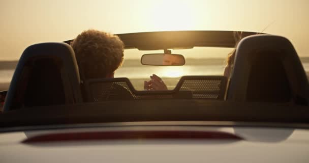 Ein Mann Und Seine Freundin Unterhalten Sich Einem Cabrio Ein — Stockvideo