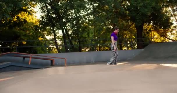 Młoda Dziewczyna Krótką Fryzurą Fioletowej Bluzce Paski Wrotkach Skateparku Betonowej — Wideo stockowe