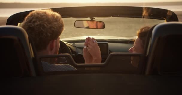 Ένας Τύπος Και Κοπέλα Του Κάθονται Ένα Καμπριολέ Αυτοκίνητο Και — Αρχείο Βίντεο