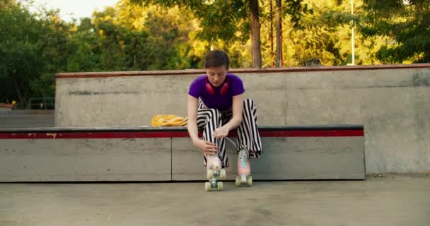 Ein Junges Mädchen Mit Kurzhaarschnitt Lila Top Sitzt Auf Einer — Stockvideo