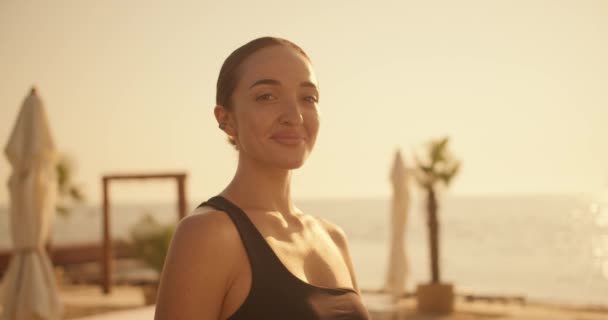 Portret Van Een Brunette Een Zwart Topje Die Haar Armen — Stockvideo