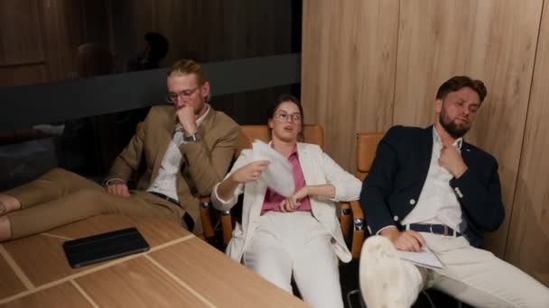 Zaměstnanci Moderní Kanceláře Pracovních Oblecích Unavení Horkem Sedí Stolu Opírají — Stock video