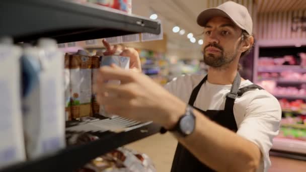 Ernsthafte Supermarktmitarbeiterin Weißem Shirt Und Schwarzer Schürze Legt Vegane Milch — Stockvideo
