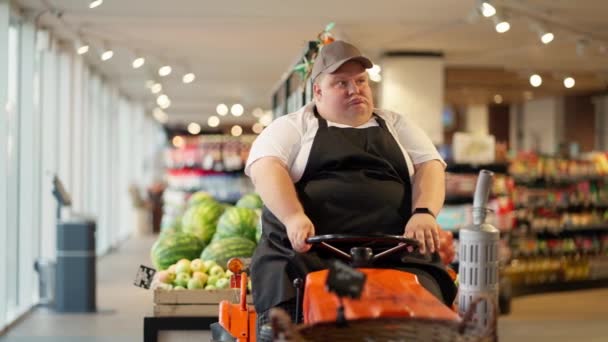 Feliz Trabalhador Supermercado Com Excesso Peso Uma Camiseta Branca Avental — Vídeo de Stock