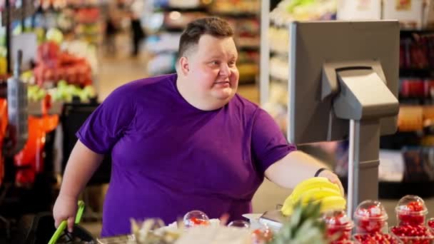 Hombre Feliz Con Sobrepeso Una Camiseta Púrpura Pelo Corto Pone — Vídeos de Stock