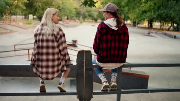 Πίσω Άποψη Των Δύο Κοριτσιών Καρό Πουκάμισα Κοντά Skateboard Τους — Αρχείο Βίντεο