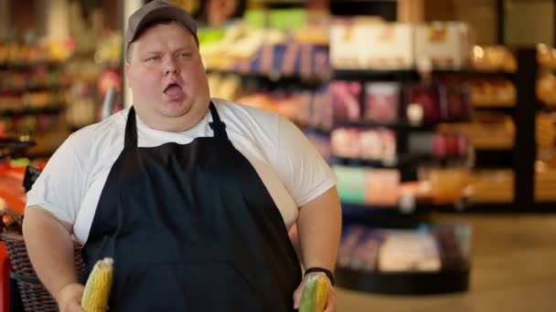 Szczęśliwy Wesoły Pracownik Supermarketu Białej Koszulce Czarnym Fartuchu Szarej Czapce — Wideo stockowe