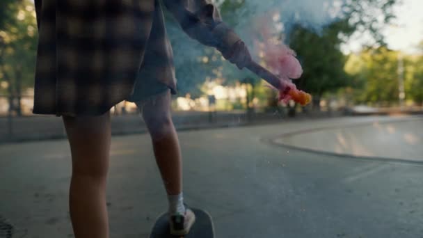 Ein Mädchen Karierten Hemd Steht Auf Einem Skateboard Und Hält — Stockvideo
