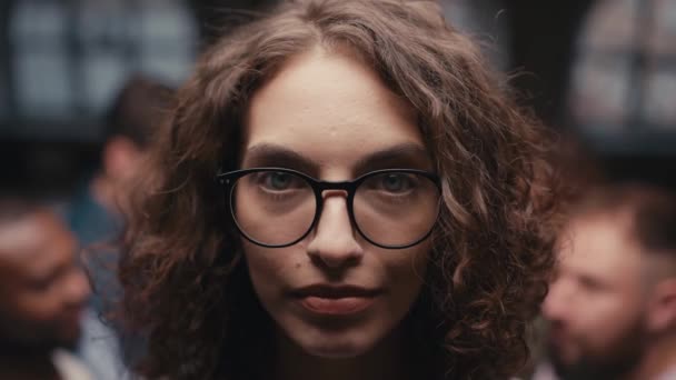 Κοντινό Πλάνο Πορτραίτο Ενός Μελαχρινού Κοριτσιού Σγουρά Μαλλιά Γυαλιά Που — Αρχείο Βίντεο