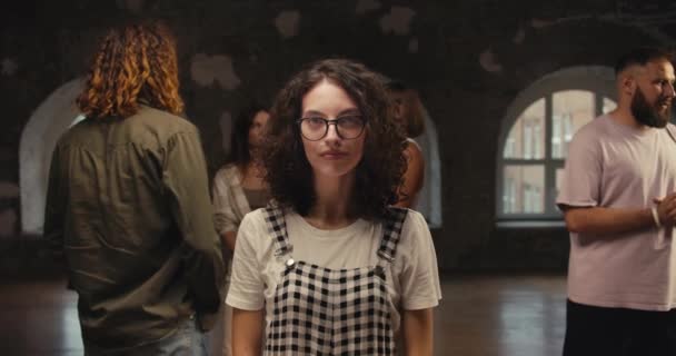 Porträt Eines Brünetten Mädchens Mit Lockigem Haar Und Runder Brille — Stockvideo