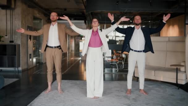Retrato Tres Trabajadores Oficina Que Están Pie Alfombra Haciendo Meditación — Vídeo de stock