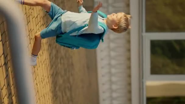 Sebuah Video Vertikal Seorang Anak Kecil Berpakaian Biru Dengan Ransel — Stok Video