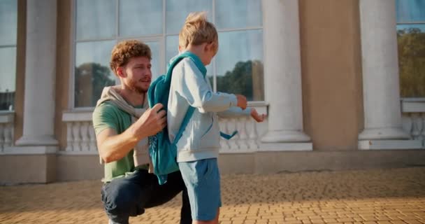 Ein Vater Mit Lockigem Haar Grünen Shirt Schickt Seinen Kleinen — Stockvideo