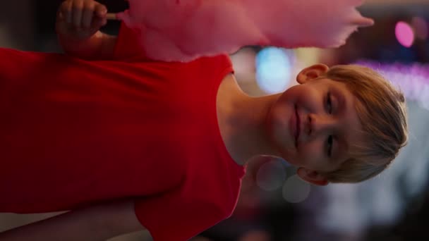 Kırmızı Tişörtlü Mutlu Sarışın Bir Çocuğun Dikey Video Portresi Pembe — Stok video