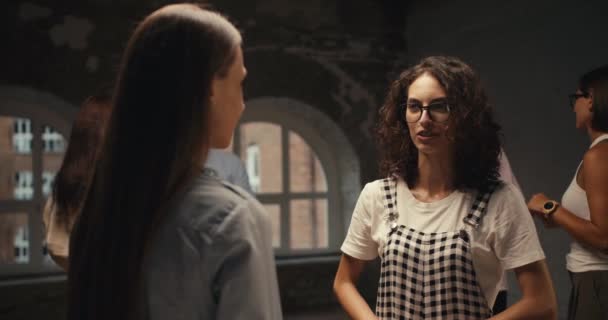 Girl Curly Hair Glasses Communicates Girl Straight Long Hair Group — стоковое видео