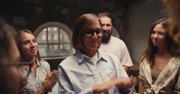 Tjej Med Spjälsäng Och Glasögon Gruppterapi Tackar Deltagarna För Utövandet — Stockvideo