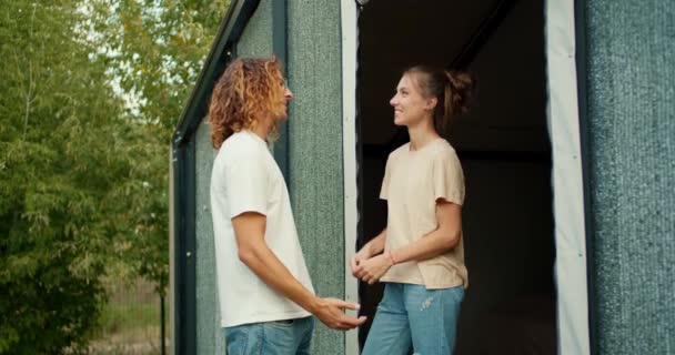 Beyaz Tişörtlü Kıvırcık Saçlı Bir Adam Dışarıda Kız Arkadaşıyla Konuşuyor — Stok video