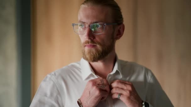 Nahaufnahme Eines Selbstbewussten Blonden Mannes Mit Brille Weißen Hemd Der — Stockvideo