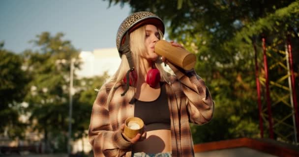Een Blond Meisje Een Luipaard Print Helm Met Rode Koptelefoon — Stockvideo