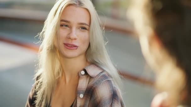 Blond Tjej Kommunicerar Med Brunett Kille Skatepark Sommaren Blond Flicka — Stockvideo