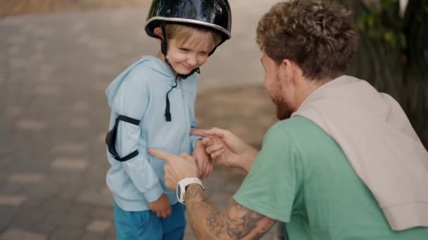 Malý Blonďatý Chlapec Modrém Svetru Nechce Nosit Černou Ochrannou Helmu — Stock video