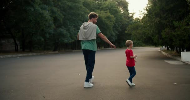 Tampilan Belakang Seorang Ayah Dengan Rambut Keriting Dengan Kaos Hijau — Stok Video