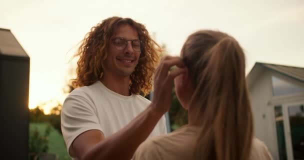 Chlápek Kudrnatými Vlasy Brýlích Upraví Svým Přítelkyním Vlasy Obejme Odpočiň — Stock video