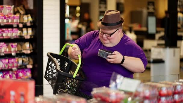 Muž Nadváhou Purpurovém Tričku Hnědém Klobouku Ucítí Supermarketu Bobule Strčí — Stock video