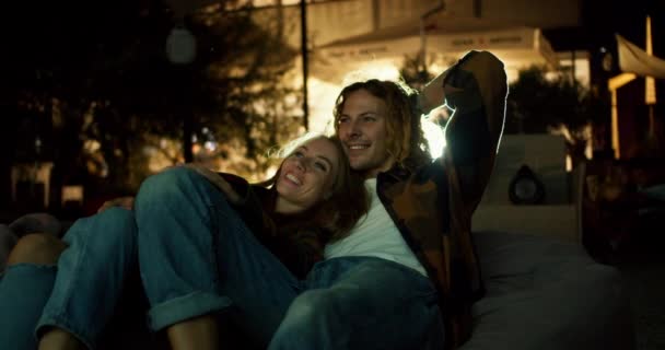 特写镜头 一对恋人躺在豆袋椅子上看电影 周末休息吧 — 图库视频影像