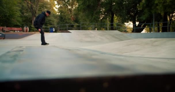 Een Man Een Skateboard Tilt Plotseling Voorkant Van Skate Waardoor — Stockvideo