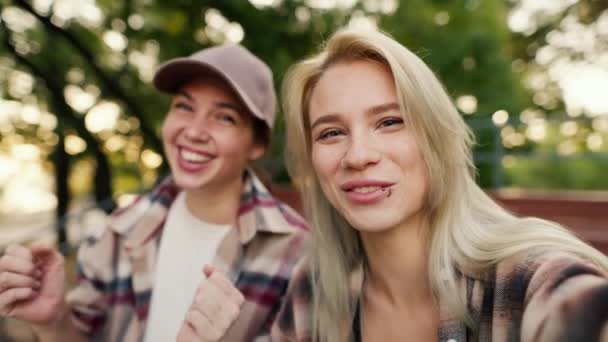 Selfie Glada Två Flickor Vänner Rutiga Skjortor Sticker Sina Tungor — Stockvideo