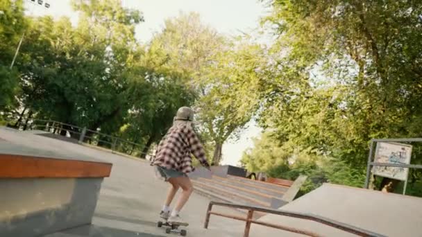Uma Menina Loira Cavalga Rapidamente Parque Skate Piso Concreto Verão — Vídeo de Stock