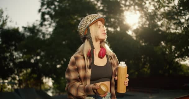 Een Blond Meisje Een Luipaard Print Helm Met Rode Hoofdtelefoon — Stockvideo