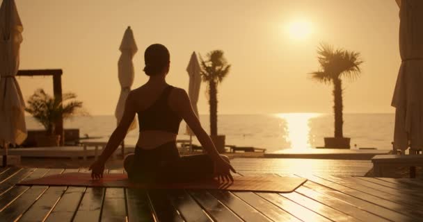 Brunetka Černém Top Sedí Červeném Koberci Pláži Zaujímá Meditační Pózu — Stock video