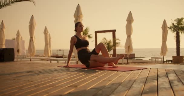 Ein Mädchen Massiert Auf Einem Roten Teppich Einem Sonnigen Strand — Stockvideo