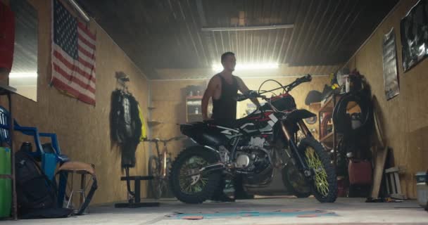 Meccanico Maschio Tira Fuori Sua Moto Dal Suo Garage Officina — Video Stock