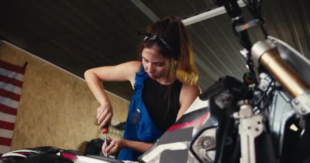 Zooma Bilmekaniker Reparerar Motorcykel Och Skakar Svett Från Pannan Med — Stockvideo