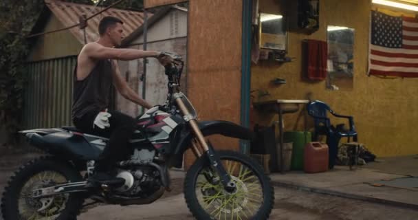 Motociclista Masculino Con Corte Pelo Corto Una Camiseta Gris Monta — Vídeos de Stock
