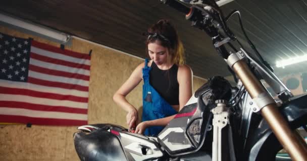 Brunetka Mechanik Dziewczyna Czarny Top Niebieski Kombinezon Naprawia Motocykl Jej — Wideo stockowe