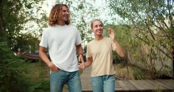 Beyaz Tişörtlü Kıvırcık Erkek Arkadaşı Olan Bir Kız Kırsalda Tek — Stok video