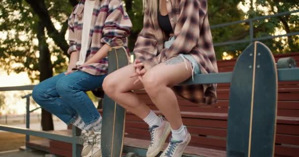 Gros Plan Deux Filles Assises Chemises Carreaux Avec Leurs Planches — Video