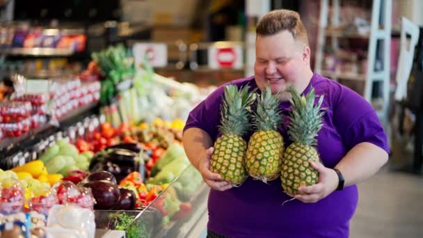 Retrato Hombre Feliz Con Sobrepeso Usando Una Camiseta Púrpura Corte — Vídeos de Stock